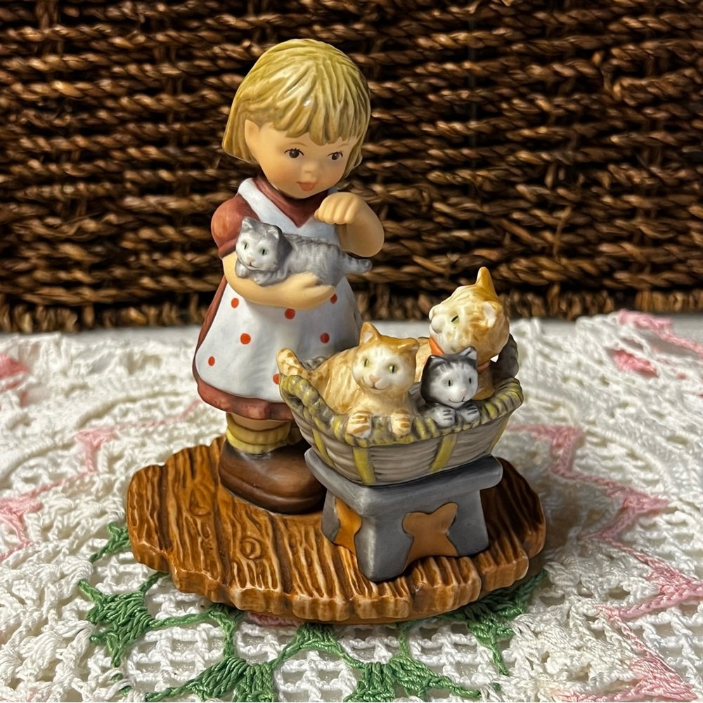 Berta HUMMEL Goebel Figurine New Arrivals  (BH 68) Vintage 1999 Cat Figurine